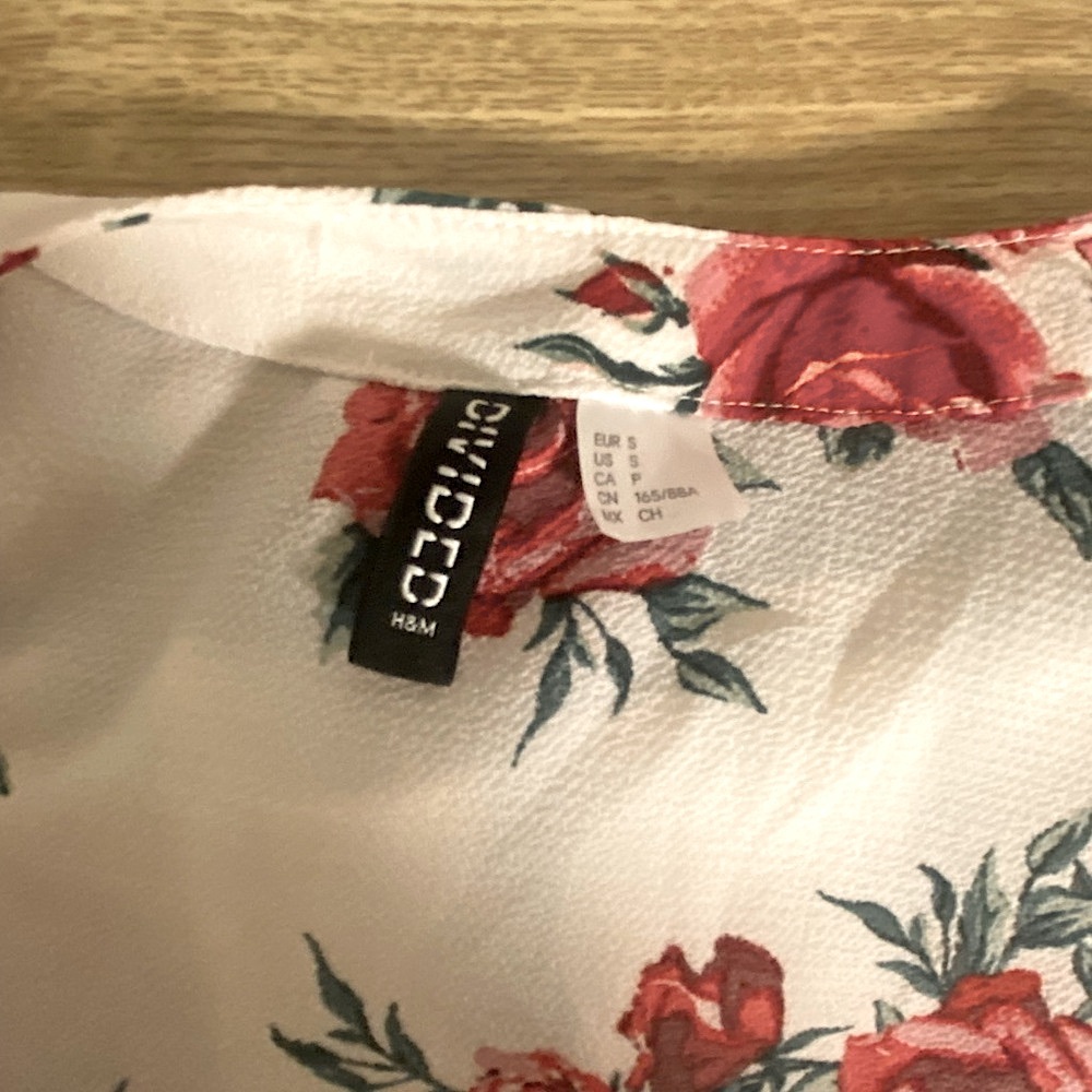 H&M Kimono With Red Roses 🌹 - Picture 3 of 3